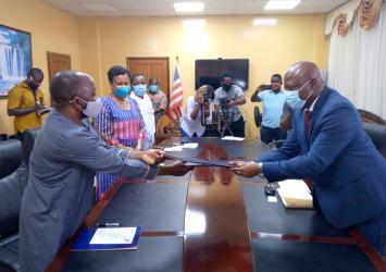 Liberia's Foreign Affairs Minister Hon. Minister Dee-Maxwell Saah Kemayah(L) and AfricaRice's Director General, Dr. Harold Roy-Macauley(R).